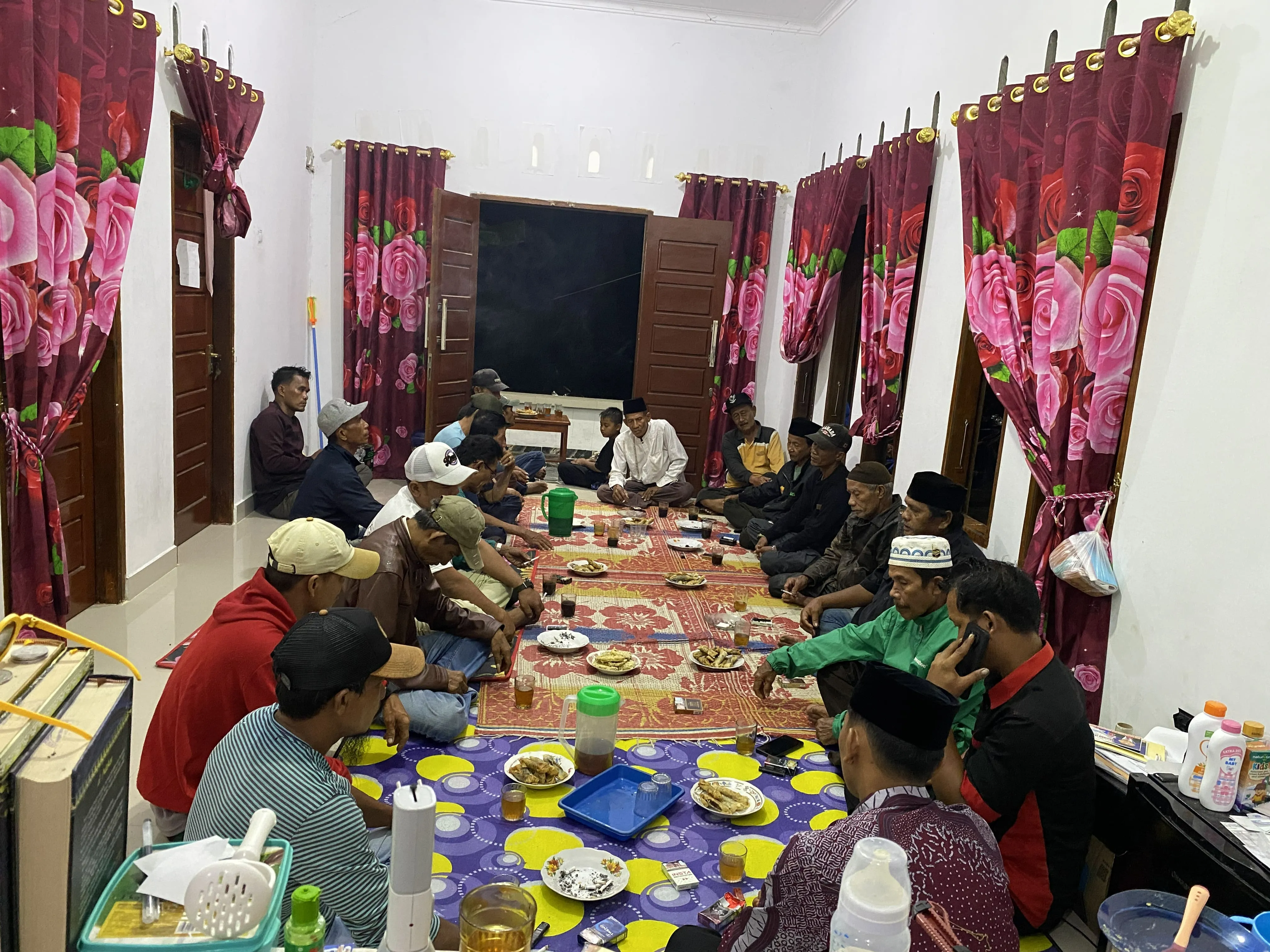 Arsindo Irmawan memimpin musyawarah bersama masyarakat Korong Kapalo Banda, Nagari Aie Tajun Lubuk Alung
