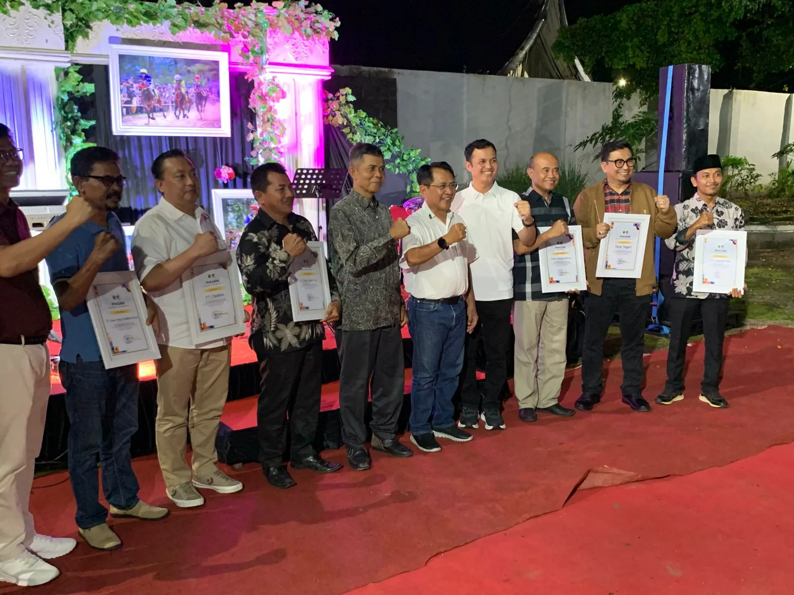 Arsindo Irmawan menerima piagam penghargaan bersama pemangku kepentingan daerah Padang Pariaman