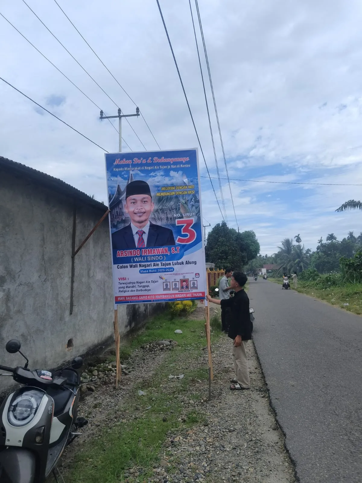 Pemasangan baliho kampanye Arsindo Irmawan Calon Wali Nagari No. Urut 3 di Nagari Aie Tajun Lubuk Alung