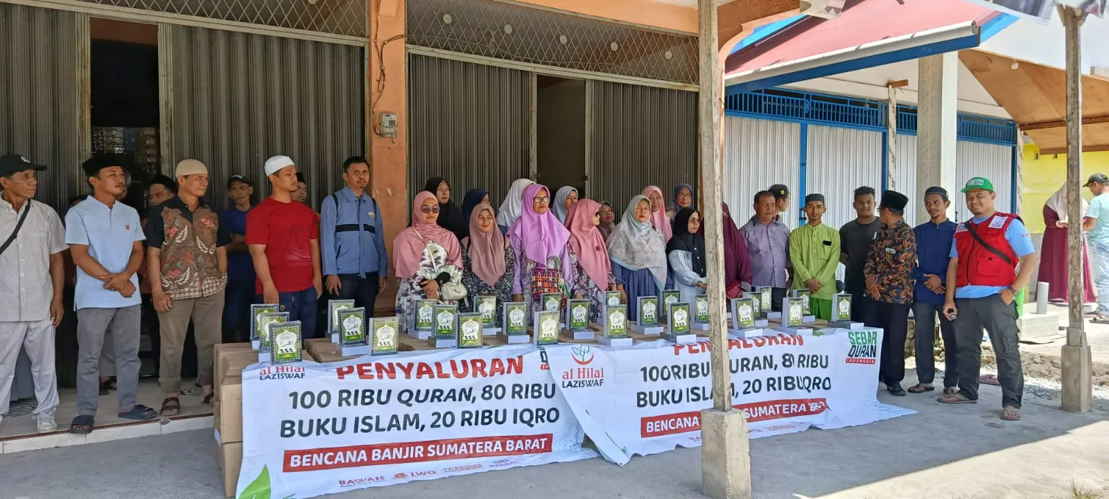 Penyaluran Al-Quran dan buku Islam oleh Arsindo Irmawan untuk korban banjir Sumatera Barat bersama Al Hilal Laziswaf